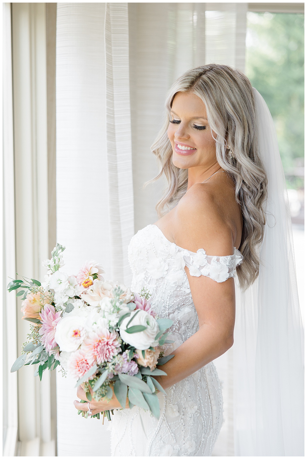 Bride with organic flowy bouquet 