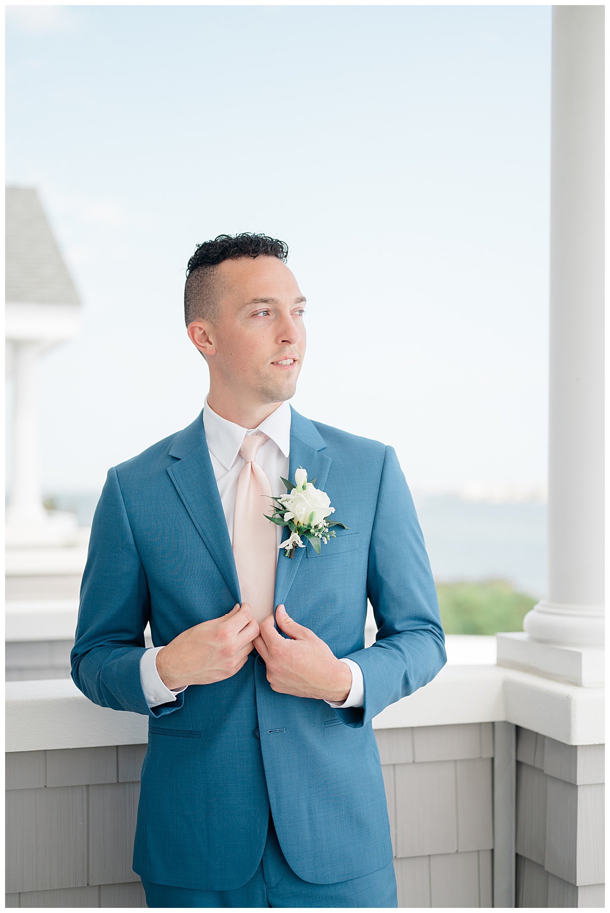 Groom with blue suit and pink tie 