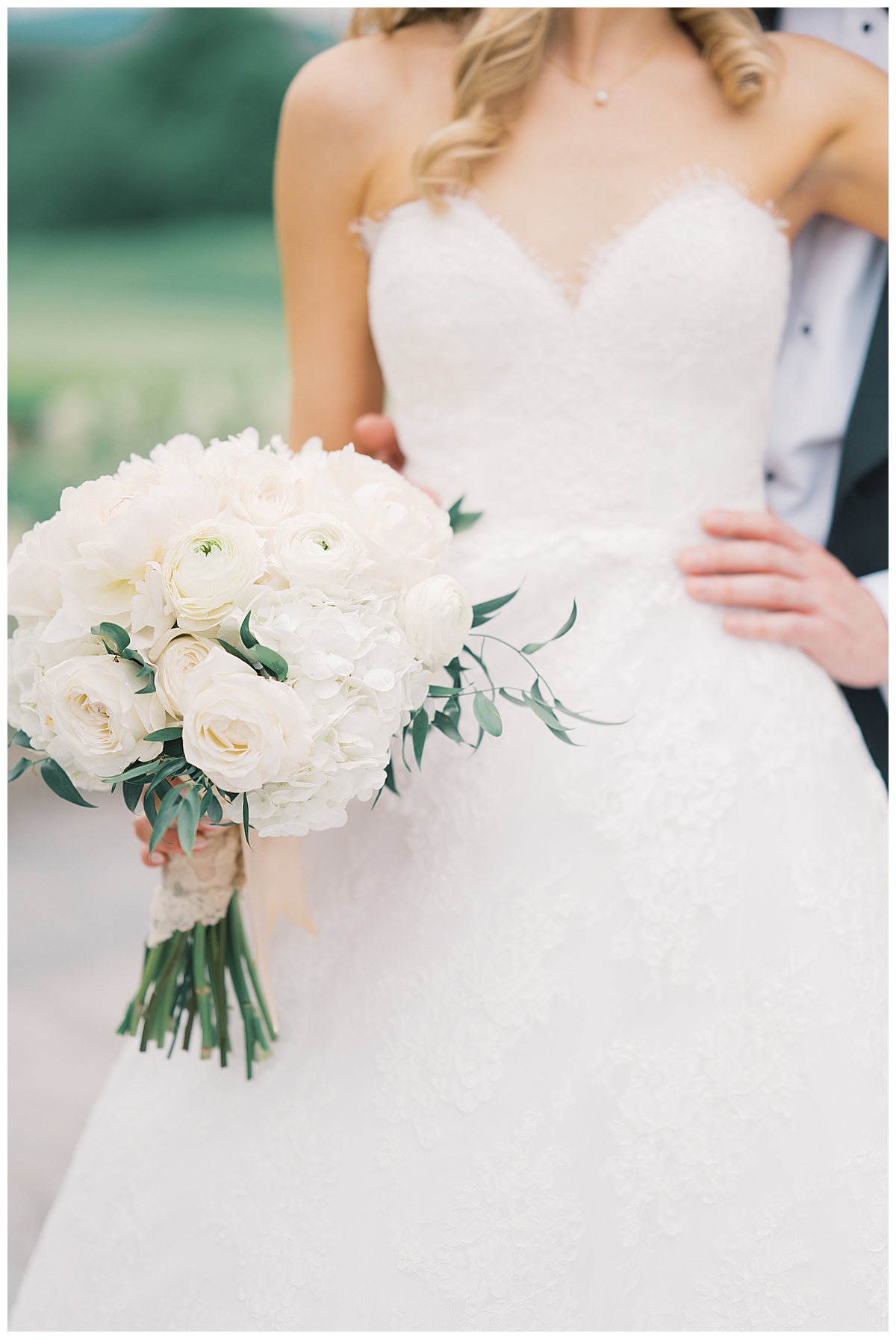 brides white simple bouquet