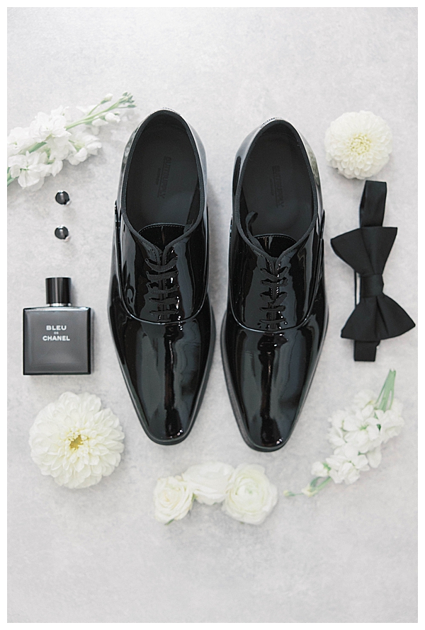 Ryland Inn NJ wedding ceremony with white florals