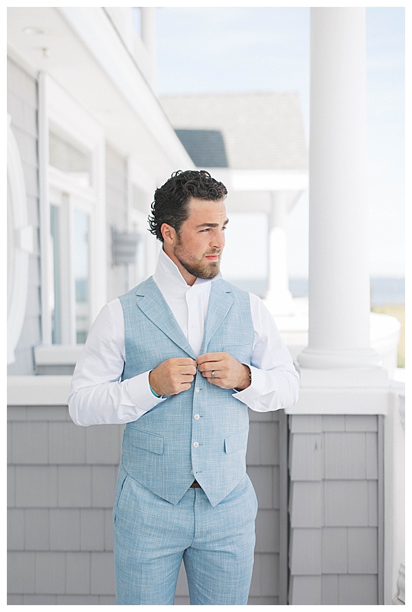 Groom prep moments with groomsmen at Bonnet Island Estate